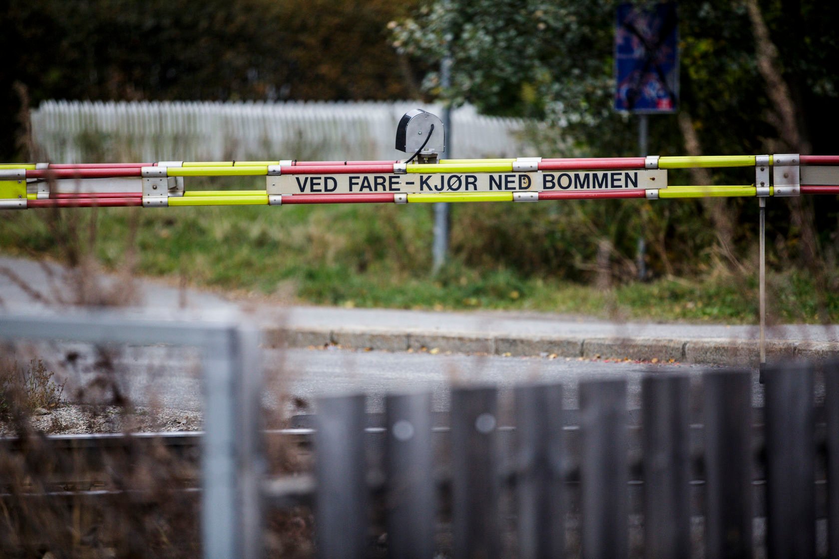 Nedfelt bom ved planovergang med beskjed om å kjøre ned bommen om du er i fare