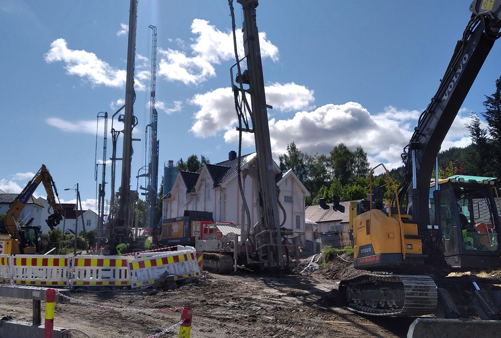 En skog av kraner midt i et boligområde.