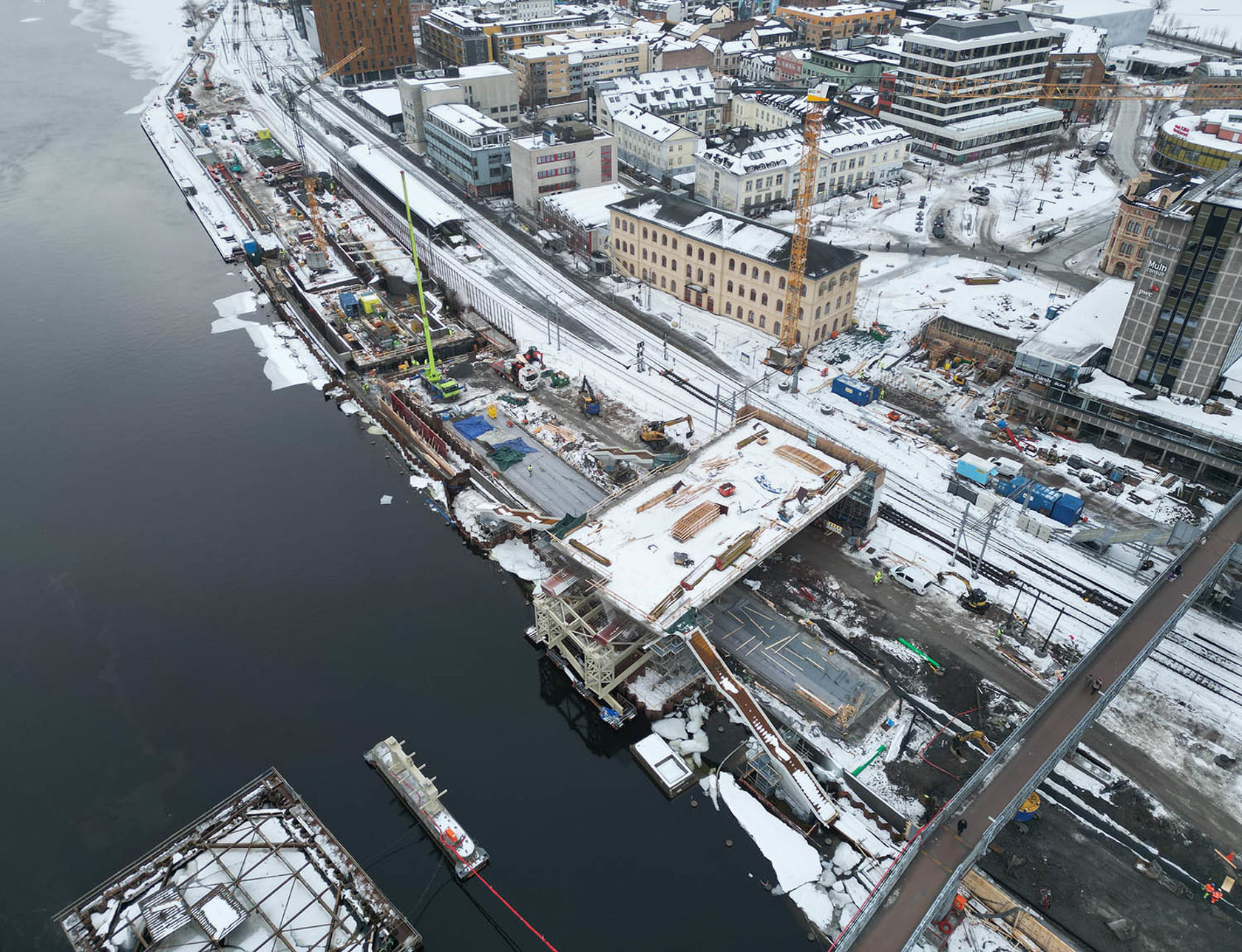  Oversiktsbilde av byggeplass foran stasjonsbygget.