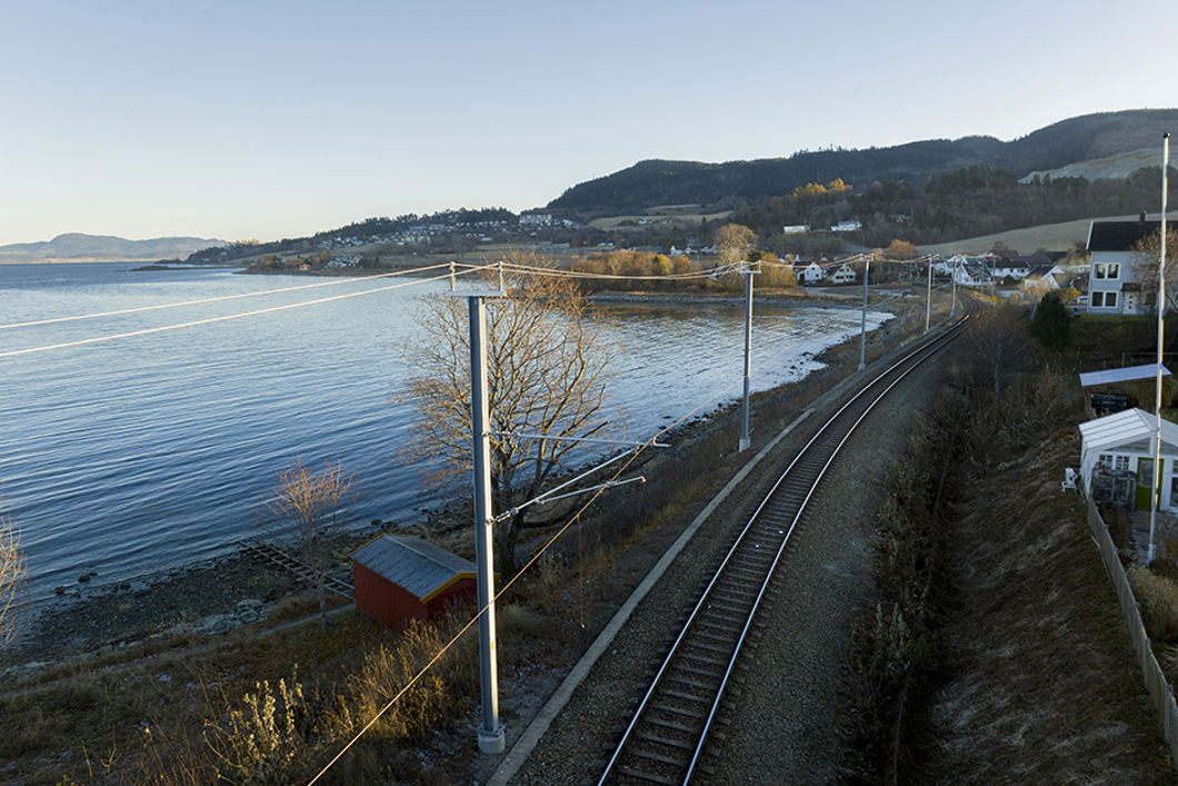 Trønderbanen bygges om til elektrisk drift. Her fra Hansbakken utenfor Trondheim 