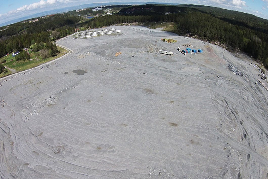 Bilde ovenfra av et terreng med store mengder stein og grus.