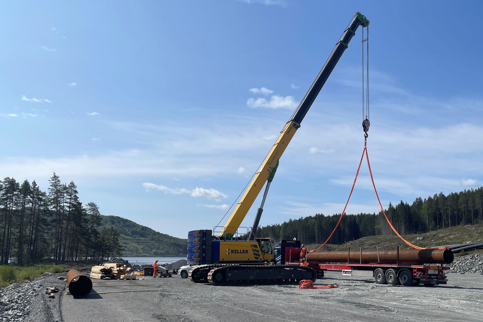 Heisebil, stålrør og mennesker