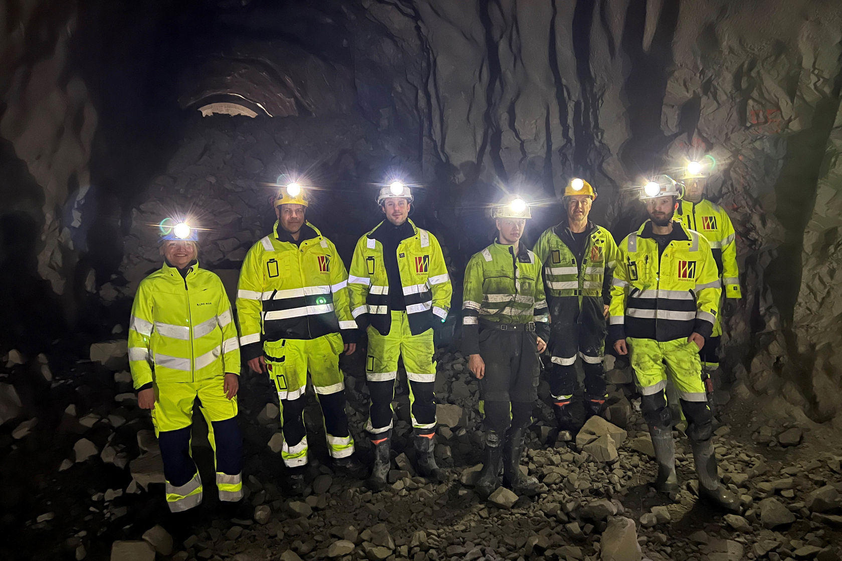 Menn og kvinner i vernetøy avbildet i tunnel