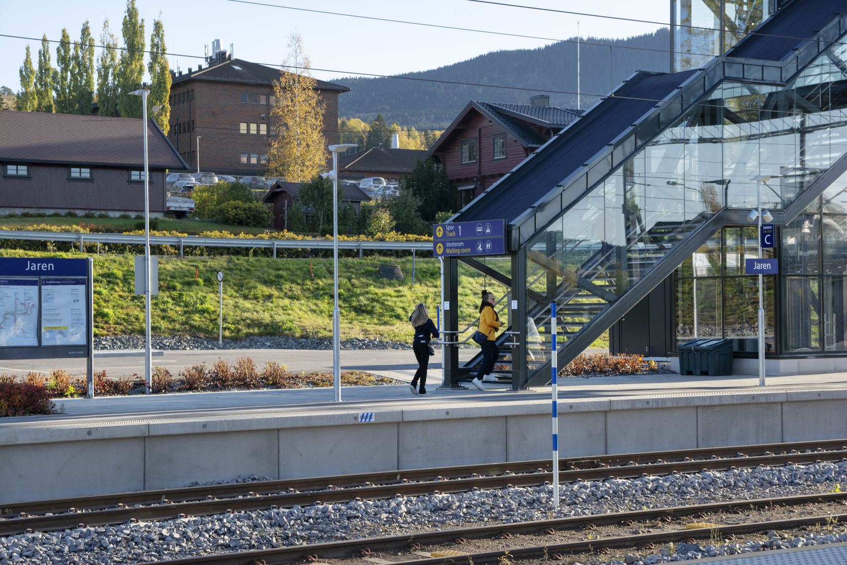 Reisende på vei inn i overgangen på Jaren stasjon