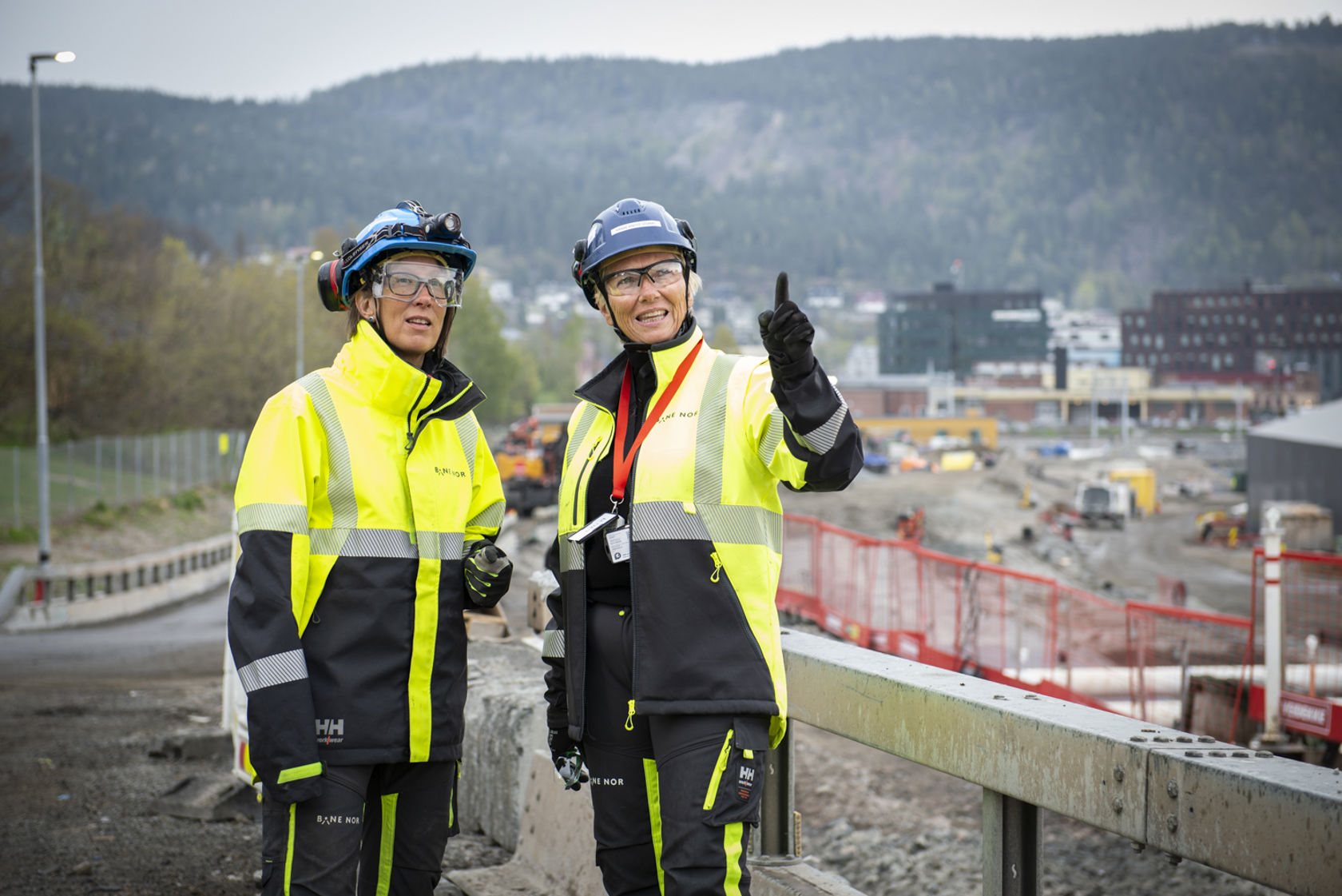 To kvinner i vernetøy ute på anlegg