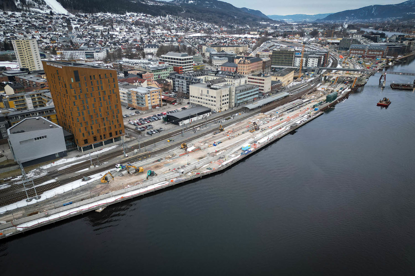 Drammen stasjon ved Drammenselva med Strømsø i bakgrunnen.