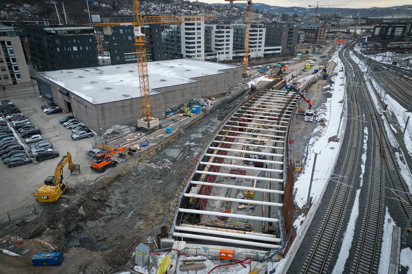 Byggegrop langs jernbaneskinner