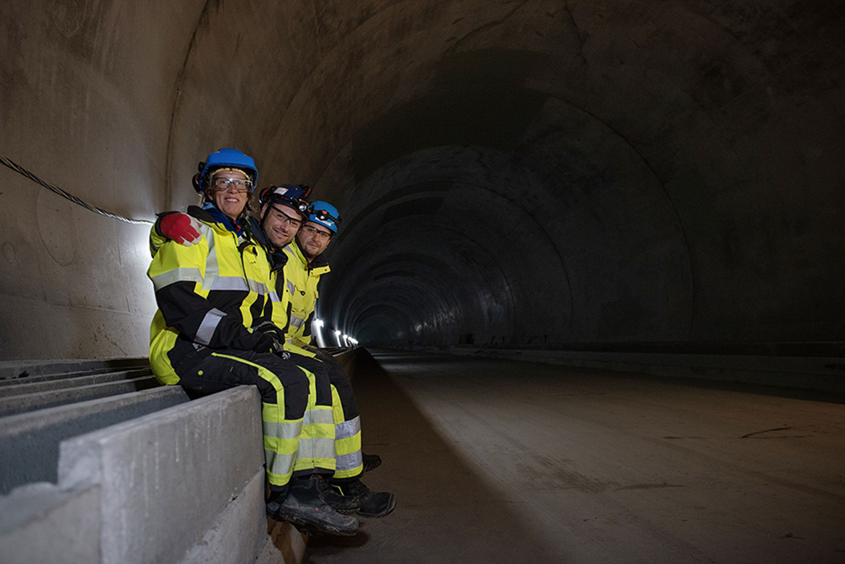 Tre mennesker i tunnel