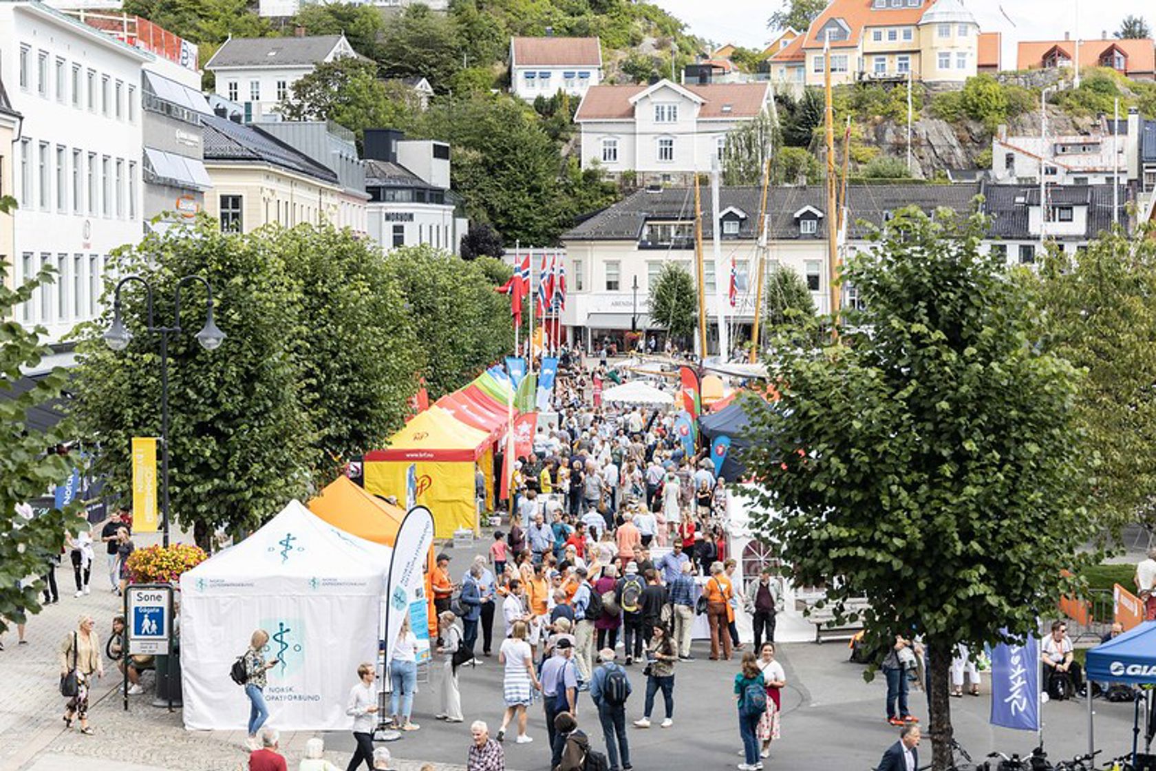 Boder og folk på et bytorg.