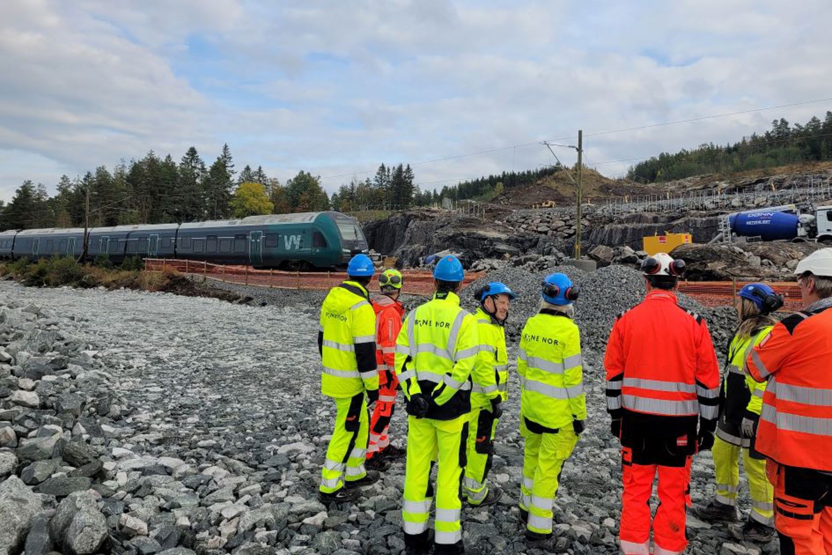 Togene på Dovrebanen passerer daglig anleggsområdet på Kleverud. 