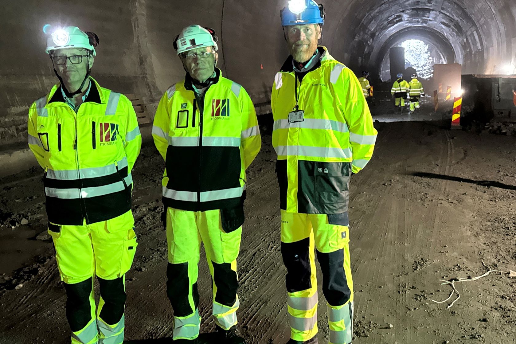 Foto som viser anleggsledere foran tunnelåpningen. 