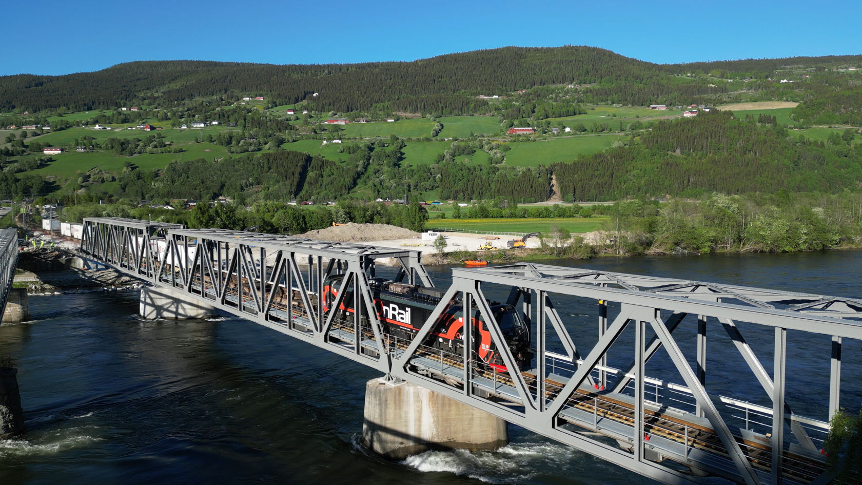 Godstog køyrer over jernbanebru