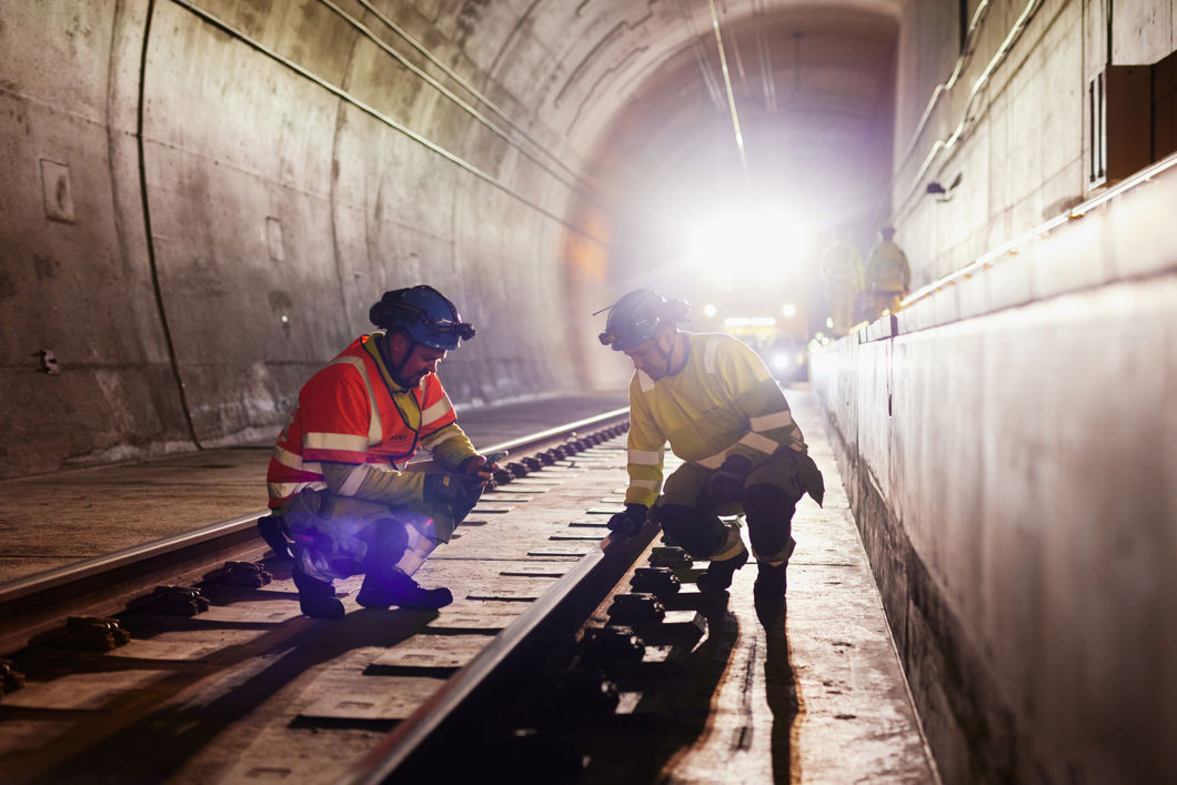 To arbeidere ved skinner i tunnel.