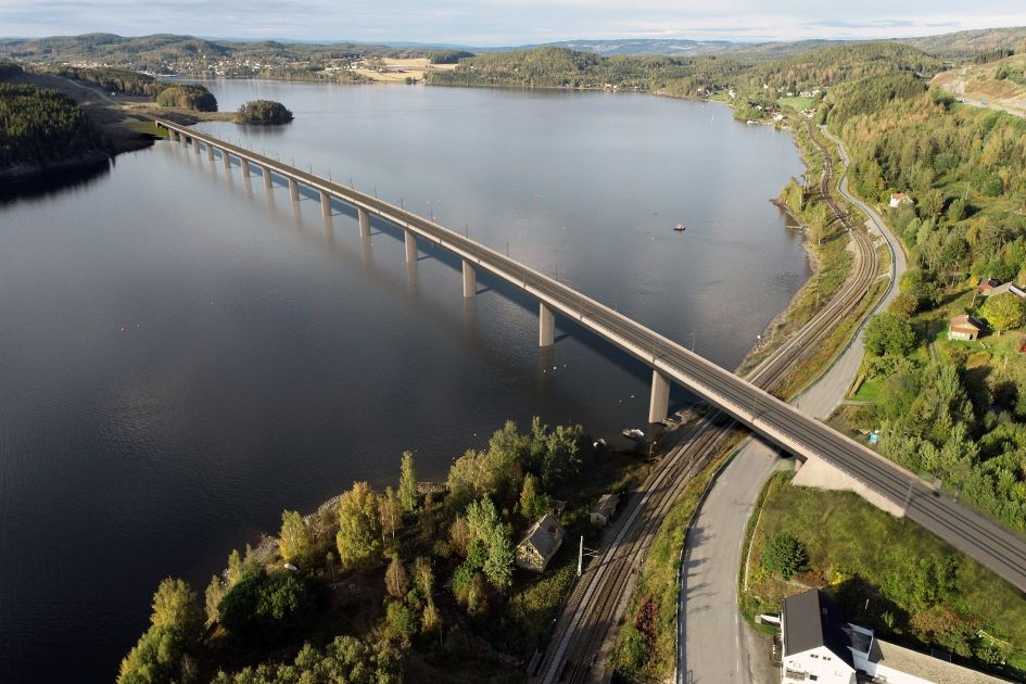 Illustrasjonsbilde av jernbanebrua som kommer over Tangenvika i Stange kommune 