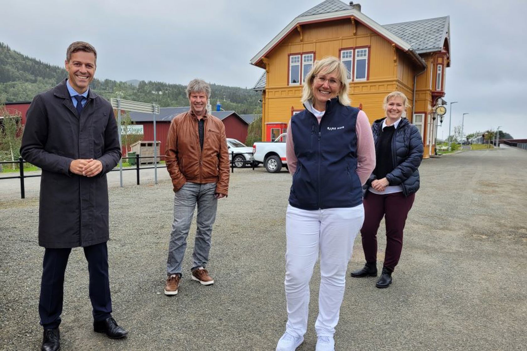 Samferdselsminister Knut Arild Hareide ble orientert om elektrifiseringsprosjektet av prosjektleder for elektrifiseringen John Petter Reklev, konserndirektør Utbygging Stine Ilebrekke Undrum og prosjektsjef Utbygging Midt Stine Wist. da han var på Hell stasjon.