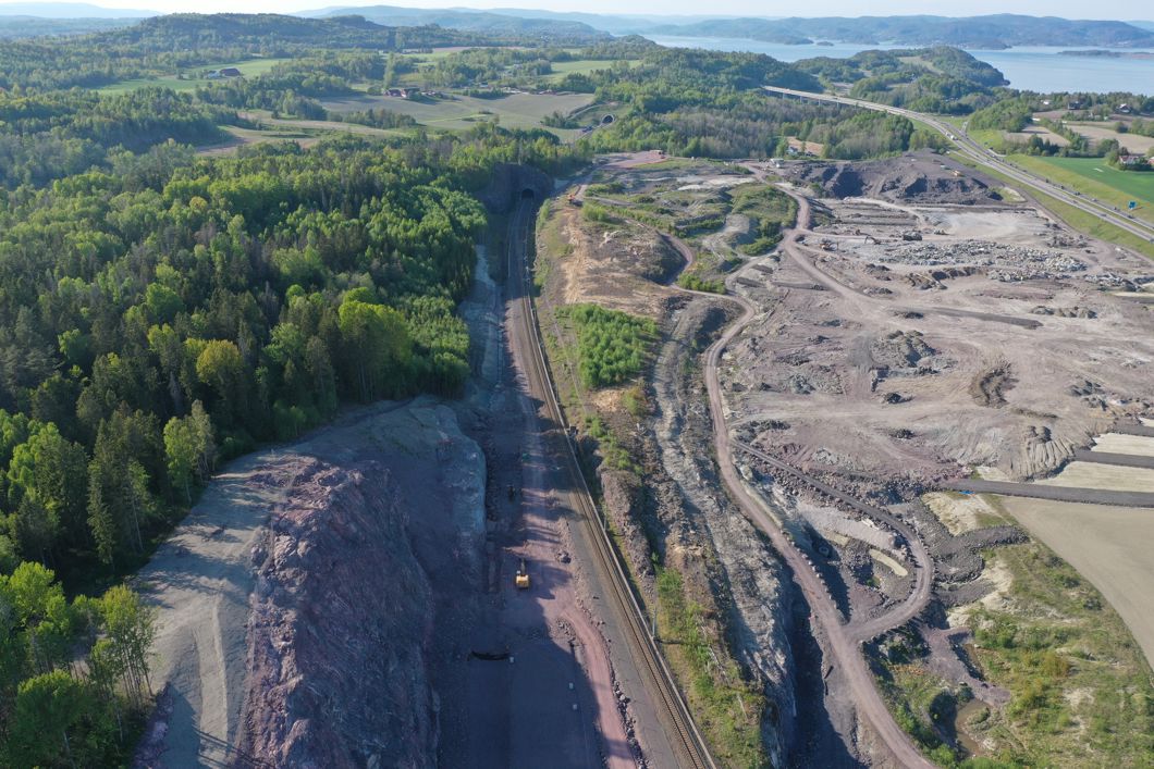 Oversiktsbilde, tunnel. togskinne, skog og fjell