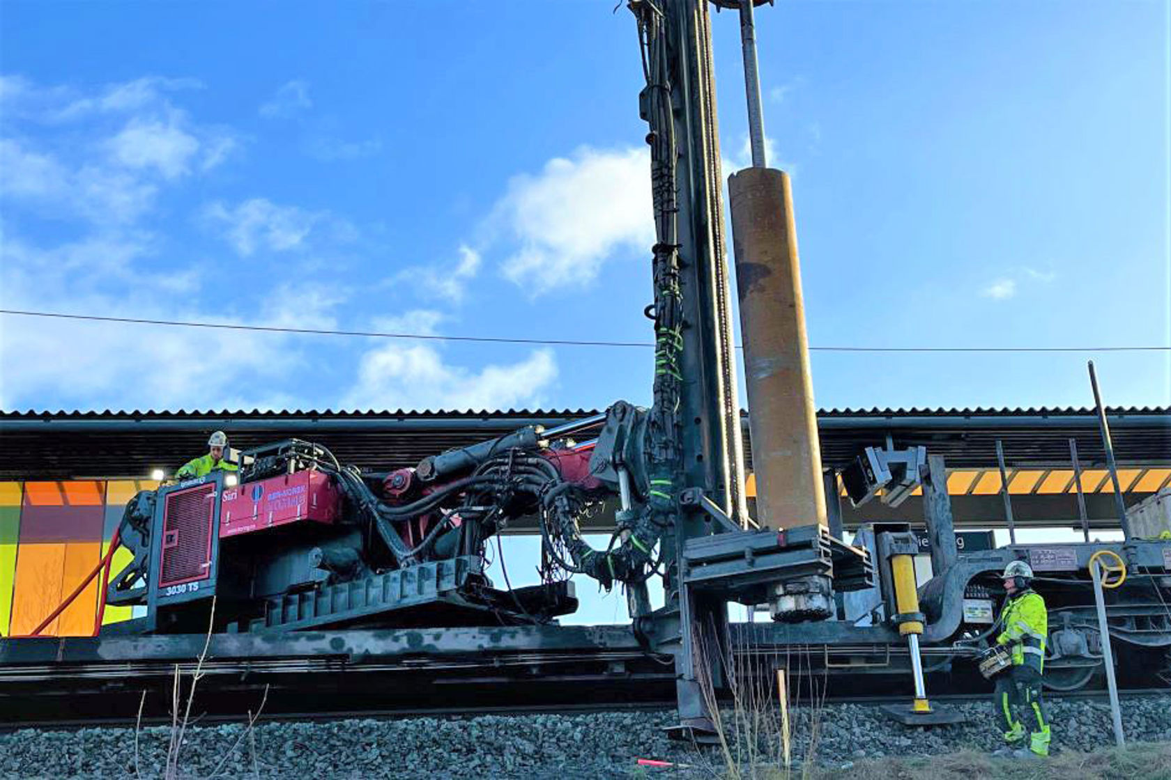 Bilde viser boring på Marienborg stasjon av det første fundamentet for KL/AT på Trlnderbanen