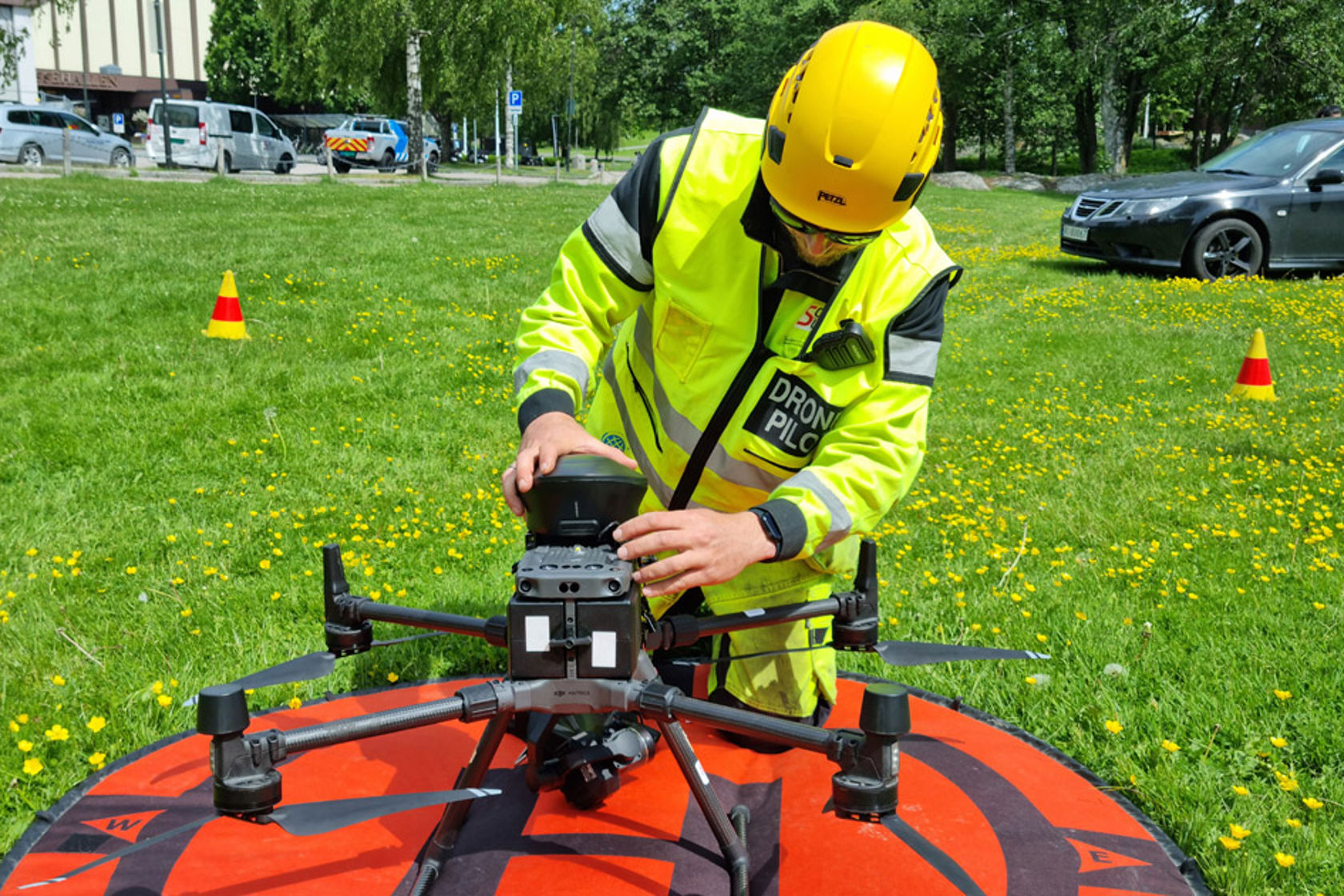 Mann i vernetøy justerer droneverktøy