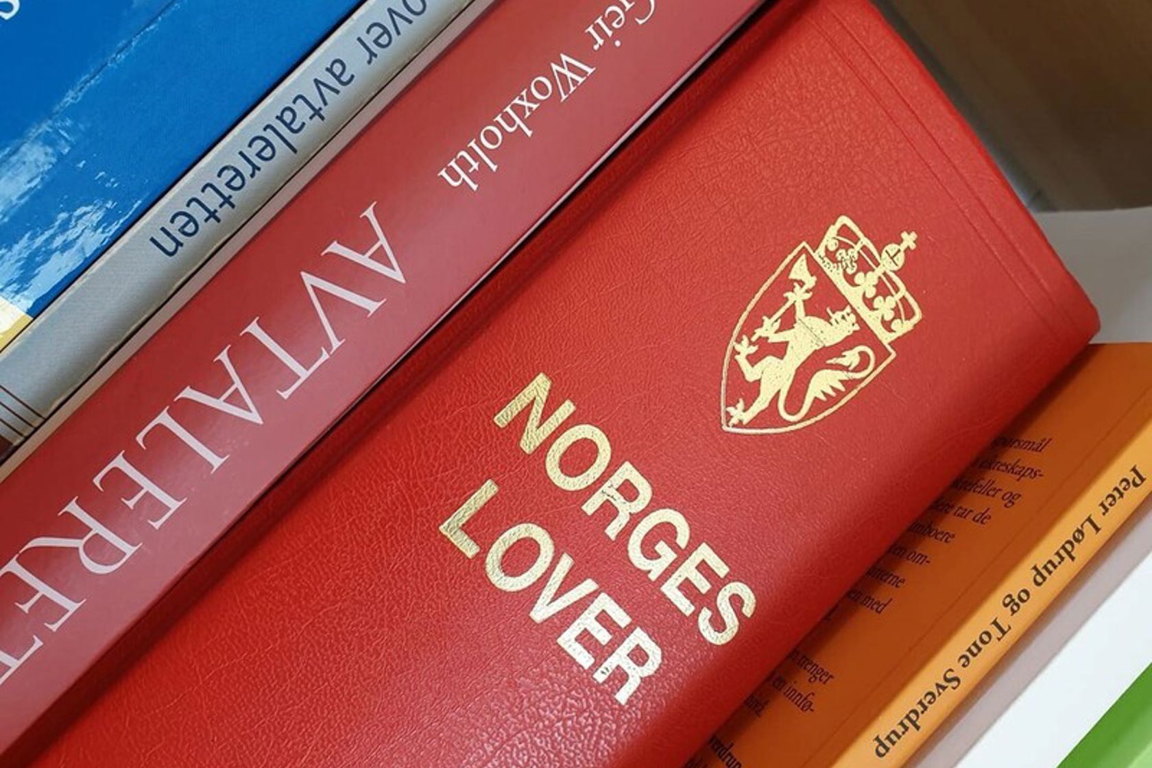 Bilde av boken om Norges lover