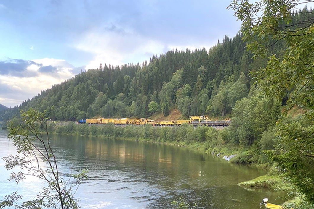 Et oversiktsbilde av en fjordk og jernbanespor. 