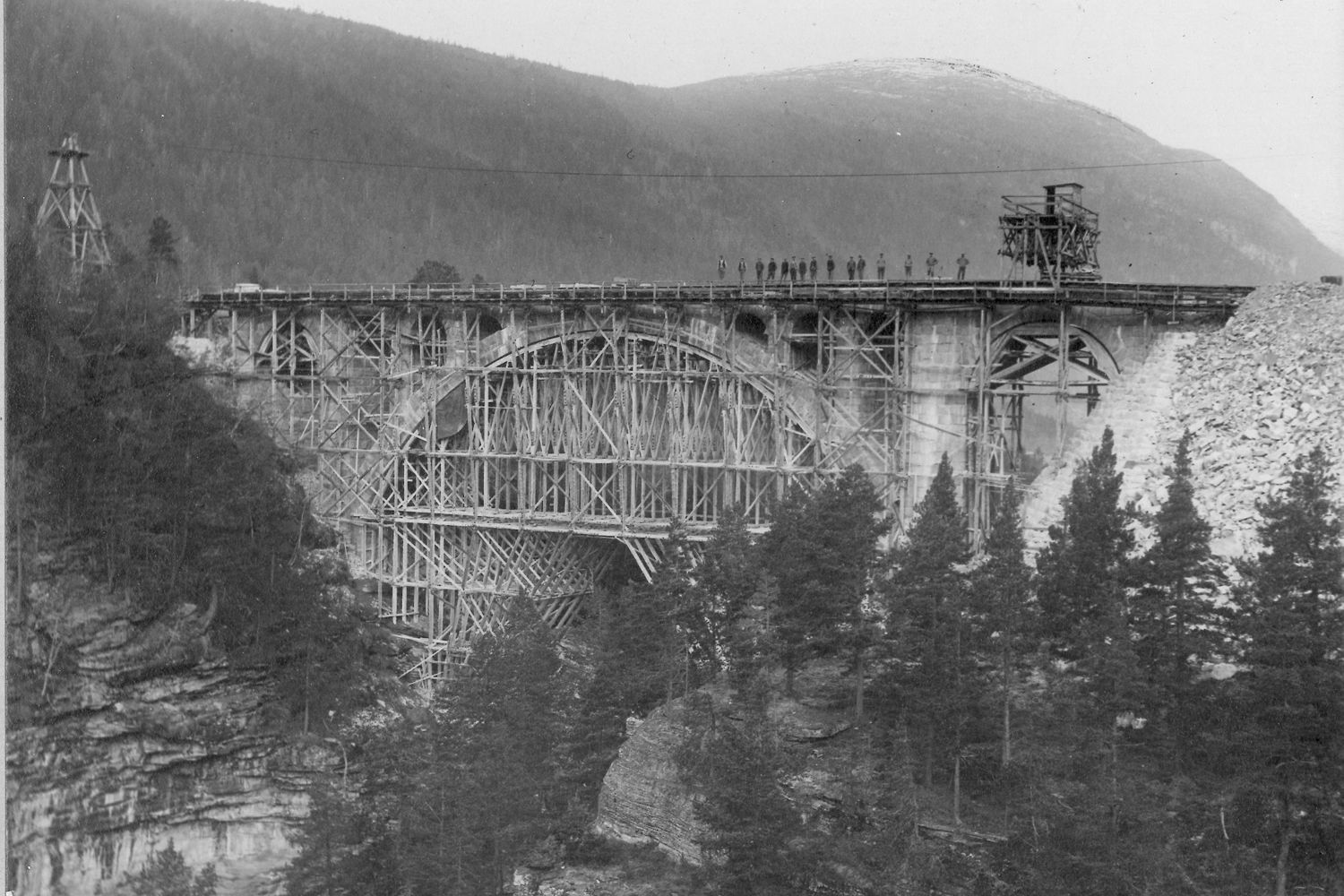 Gammelt bilde av Kylling bru på Raumabanen. Bildet er fra anleggstiden fra 1924.