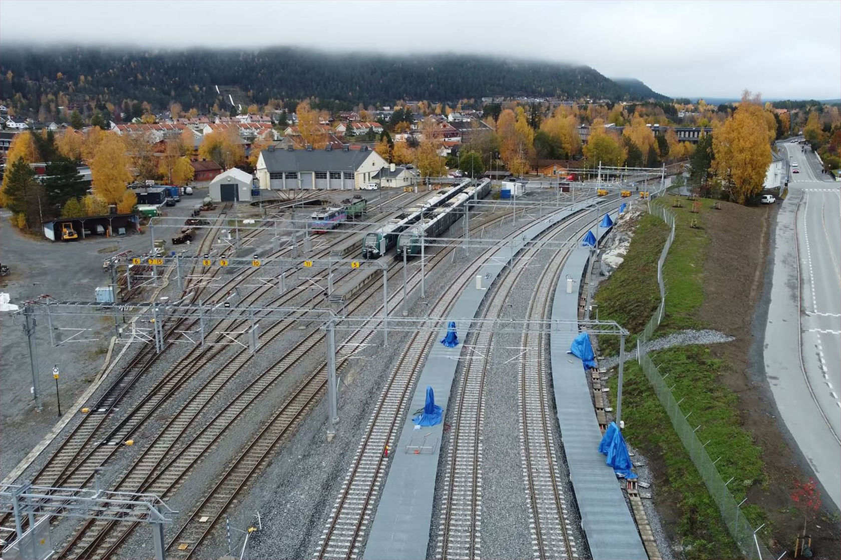 Dronefoto togparkeringen i Kongsberg.